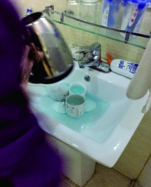 北京一酒店被曝洁厕液刷杯酒店：辞退涉事人员