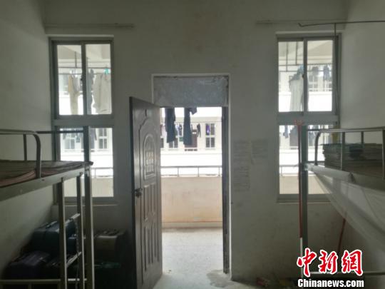 南宁一中学回应宿舍窗户不让挂窗帘：有利管理