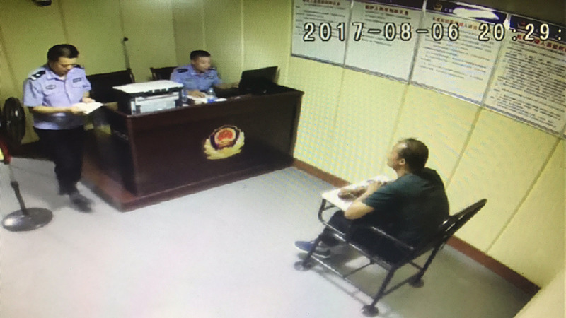 　　警方对犯罪嫌疑人进行审讯（石家庄公安局桥西分局苑东刑警队提供）