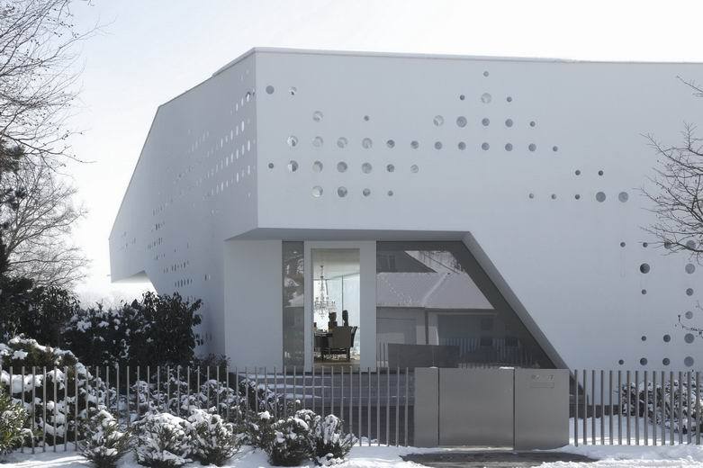 建筑形体极具雕塑感，表皮洁白而纯净